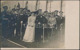 cca 1900 A Szerb királyi pár, I. Sándor és felesége Draga királyné katonatisztek körében, hátoldalon feliratozva, 9x14 cm