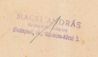 cca 1930-1940 Hölgyek magyaros viseletben, Macsi András felvétele, pecséttel jelzett fotó, 12x17 cm