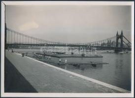 cca 1930-1940 Kilátás a régi Erzsébet hídra, mellette az úszó stranddal, jelzetlen fotó, 13x18 cm