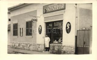 Ismeretlen magyar város, Őrangyal gyógyszertár (Rb)