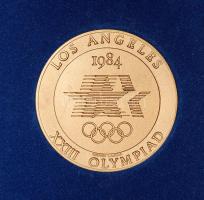 Nagy olimpiai gyűjtemény 1908-tól a modern időkig benne többek között számtalan jelvény, érem, plakett, emléktárgy, dokumentum sok ritkasággal / Grosse olympische Sammlung ab 1908 bis moderne Zeit. Dabei u. a. zahllose Abzeichen, Medaillen, Plaketten, Souvenirs, Dokumentum mit vielen Raritäten