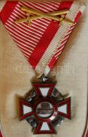 Kis K.u.K. gyűjtemény/ 5db katonai érdemkereszt + 1db plakett benne Ag többnyire eredeti dobozokban/...