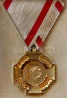 Kis K.u.K. gyűjtemény/ 5db katonai érdemkereszt + 1db plakett benne Ag többnyire eredeti dobozokban/...