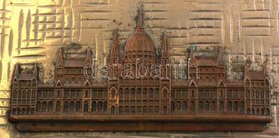 1975 A Parlamentet ábrázoló fém doboz, belül fa betéttel, belsejében "1945-1975 Budapesti Távbe...