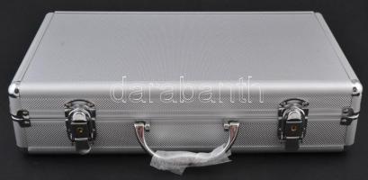 Ezüst színű, zárható, exkluzív bőrönd 5db bársony borítású érmetartó tálcával, klf méretű érmék tárolására, összesen 205 férőhellyel