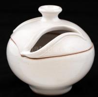 Dekoratív, fehérmázas kerámia bonbonier, jelzés nélkül, apró kopásnyomokkal, m: 11 cm + 6 db mázas kerámia kupica, jelzés nélkül, apró kopásnyomokkal, m: 4 cm