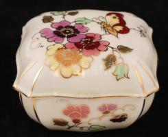 Virágmintás Zsolnay porcelán bonbonier, kézzel festett, jelzett, apró kopásnyomokkal, 7×7×4,5 cm