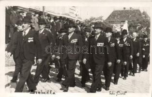 cca. 1940 Szabadka, Felvonulók a Mária Terézia templomnál, Magyar kenyér ünnepe (?) Foto Coral / group of festive people, photo