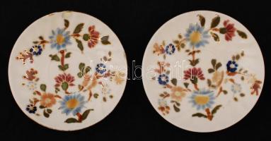 2 db virágmintás Zsolnay tálka, kézzel festett, jelzett (családi címeres), kopásnyomokkal, kis lepattanásokkal, d: 11 cm