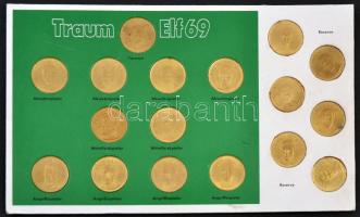 Németország DN "1969-es német világbajnok labdarúgó csapat tagjai" 17db sárgaréz emlékérem gyűjtőlapra ragasztva, gyűjtő hátulján leírással T:1,1- Germany ND "Traum Elf 69" 17pcs of brass tokens glued to collectors card, with information on the back C:UNC,AU