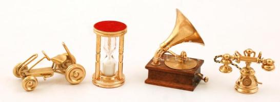 Mini aranyozott réz tárgyak: homokóra, gramofon, játékautó, telefon, összesen: 4 db, 4×2 cm (4×)