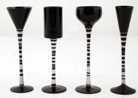 4 db art deco motívumos fekete üveg aperitifes pohár, ezüst színű felfestéssel, jelzés nélkül, lekopásokkal, m: 18 cm