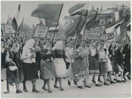 1949 Felvonulás május elsején, 3 db fotó, későbbi nagyítás, 18x24 cm