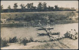 1931 Győr, Frigyes laktanyai utászok átkelőt építenek, fotó verzón feliratozva: "Erőszakos átke...