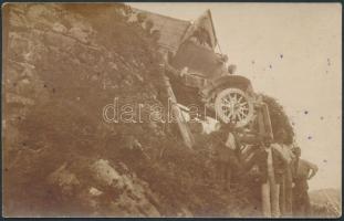 cca 1910 Katonai teherautó lecsúszása az útról, fotólap,9x14cm