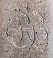 Fém pénztárca RB monogrammal, belül több rekeszes, 6x8cm