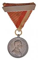 1914. Ferenc József II. osztályú Ezüst Vitézségi Érem, ismételt adományozás peremen jelzett Ag kitüntetés mellszalaggal és ismétlőpánttal. Szign.: Tautenhayn T:2- karc, patina  Hungary 1914. Silver Gallantry Medal, IInd Class, awarded for the second time Ag decoration with hallmark, with ribbon. Sign.: Tautenhayn C:VF scratched, patina NMK 134.