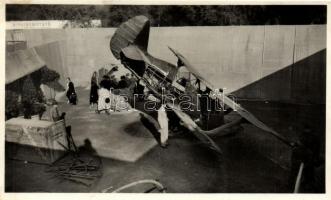 1941 Budapest, Őszi Lakberendezési Vásár; lelőtt RATA vadászgép / Russian military aircraft on display
