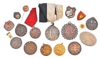 18db-os jelvény tétel főleg a szocialista időszakból, benne "1848-1948 100 éves a forradalom" futball díjérem, "Dózsa György Gimnázium", "Gerlos - Tirol" zománcozott fém jelvény T:vegyes