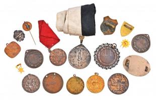 18db-os jelvény tétel főleg a szocialista időszakból, benne "1848-1948 100 éves a forradalom&qu...