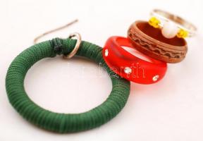 Bizsu tétel, benne: 8 db nyaklánc, 5 db karkötő (néhány sérült), 1 db bokalánc, 6 db fából készült é...