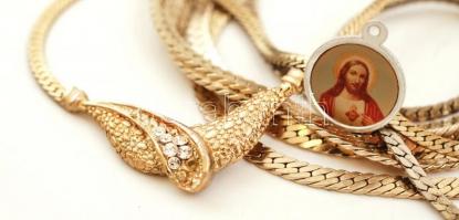 Bizsu tétel, benne: 8 db nyaklánc, 5 db karkötő (néhány sérült), 1 db bokalánc, 6 db fából készült é...