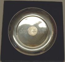 Óriási olimpiai gyűjtemény 1904-től a modern időkig, benne többek között trófeák, zászlók, részvétel...