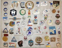 Óriási olimpiai gyűjtemény 1904-től a modern időkig, benne többek között trófeák, zászlók, részvétel...