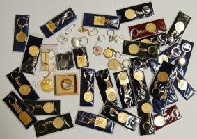 Óriási olimpiai gyűjtemény 1904-től a modern időkig, benne többek között trófeák, zászlók, részvétel...