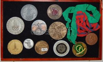 Óriási olimpiai gyűjtemény 1904-től a modern időkig, benne többek között trófeák, zászlók, részvétel...