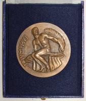 Óriási olimpiai gyűjtemény 1904-től a modern időkig, benne többek között trófeák, zászlók, részvétel...