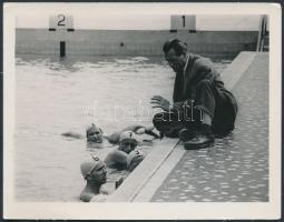 1956 A magyar vízilabda válogatott tagjai és Laky Károly edző fotón. Kovács Géza fotója 12x10 cm