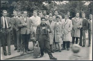 1958 A magyar vízilabda válogatott tagjai és Laky Károly edző Egerben 14x10 cm