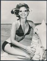 cca 1970 Vagy a szemüveg nagy, vagy a hölgy kicsi, de mindenképpen csinos, jelzetlen fotó, 22x16 cm