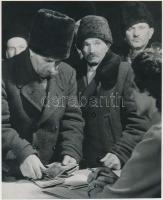 cca 1963 TSZ tagok kifizetése zárszámadás idején, 21x17 cm