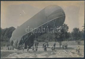 cca 1914-1918 Katonai léghajó indításának pillanata, 7x10 cm / cca 1914-1918 The starting of a military airship, 7x10 cm