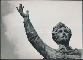 cca 1975 Kotroczó felvétele Petőfi Sándor szobráról, 18x24 cm
