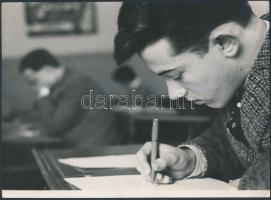 1947 Gárdos Katalin: Esti iskolán, feliratozott vintage fotó, 17x24 cm