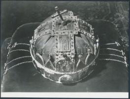 cca 1938 Szent Korona, 1db fotó feliratozva, későbbi nagyítás és 1 db nagyméretű diapozitív átvilágítható kép, 18x24 cm és 13x22 cm