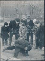 cca 1950 Egy kis bunyó a téren, 23x17 cm