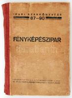 Sevcsik Jenő: Fényképészipar. Ipari Szakkönyvtár 87-90. Bp., é.n., Az Ipari Tanfolyamok Országos Vezetősége.  Kiadói félvászon kötésben. Szétesett gerinccel.