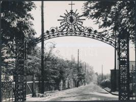 1929 Budapest, Zugliget, a Manréza bejárata és a lelki gyakorlatra ide érkezettek csoportképe, 2 db fénykép feliratozva, 18x24 cm