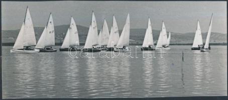 cca 1960 Velencei-tó, a rajt utáni pillanatok egy vitorlás versenyen, 10x24 cm