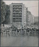cca 1960 Budapest, Kerékpár versenyzők hegyre fel, 22x18 cm