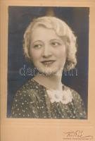 cca 1960 Csepreghy Anna színésznő, a Nemzeti Színház tagja 1951 és 1970 között, Kis Pál koszorús fényképész mester műterméből, 23x16 cm, karton 29x20 cm