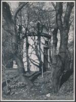 cca 1937 Reich Péter Cornel pecséttel jelzett felvétele a Budai-hegyekben álló, Budapest székesfőváros által emelt kupolás épületről, 23x17,5 cm