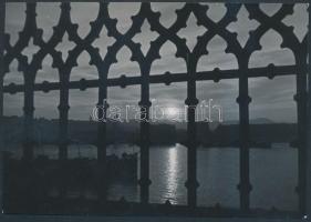cca 1940 Dulovits Jenő (1903-1972): Duna parti alkonyat, előtérben a Duna korzó vasrácsa, aláírt, vintage fotóművészeti alkotás, 7,5x10,5 cm
