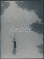 cca 1930 Budapest, forgalomirányító rendőr, korabeli negatívról készült későbbi nagyítás, 19x14,5 cm