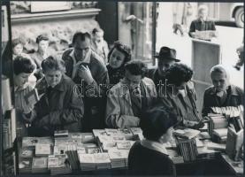 cca 1960 Budapest, Ünnepi könyvhét a Nemzeti Színháznál, 17x23 cm