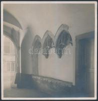 cca 1932 Budapest, A budai vár régi építészeti emlékei egy boltíves kapu bejárónál, 17x16 cm